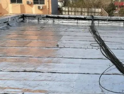伊犁哈萨克卫生间漏水维修公司分享下伊犁哈萨克屋面楼顶防水刚性防水层施工要点。